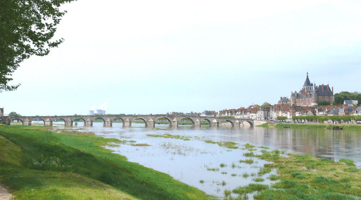 Pont de Gien, le château 