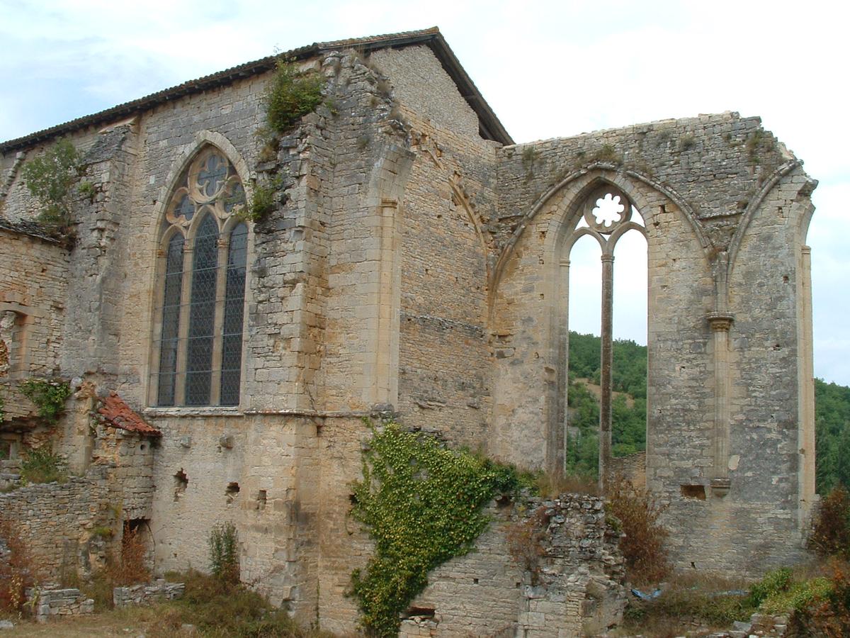 Léobard - L'abbaye nouvelle - Les murs de la partie effondrée de l'église 