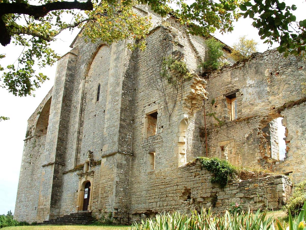 Léobard - L'abbaye nouvelle - La façade de l'église et des murs des bâtiments monastiques 