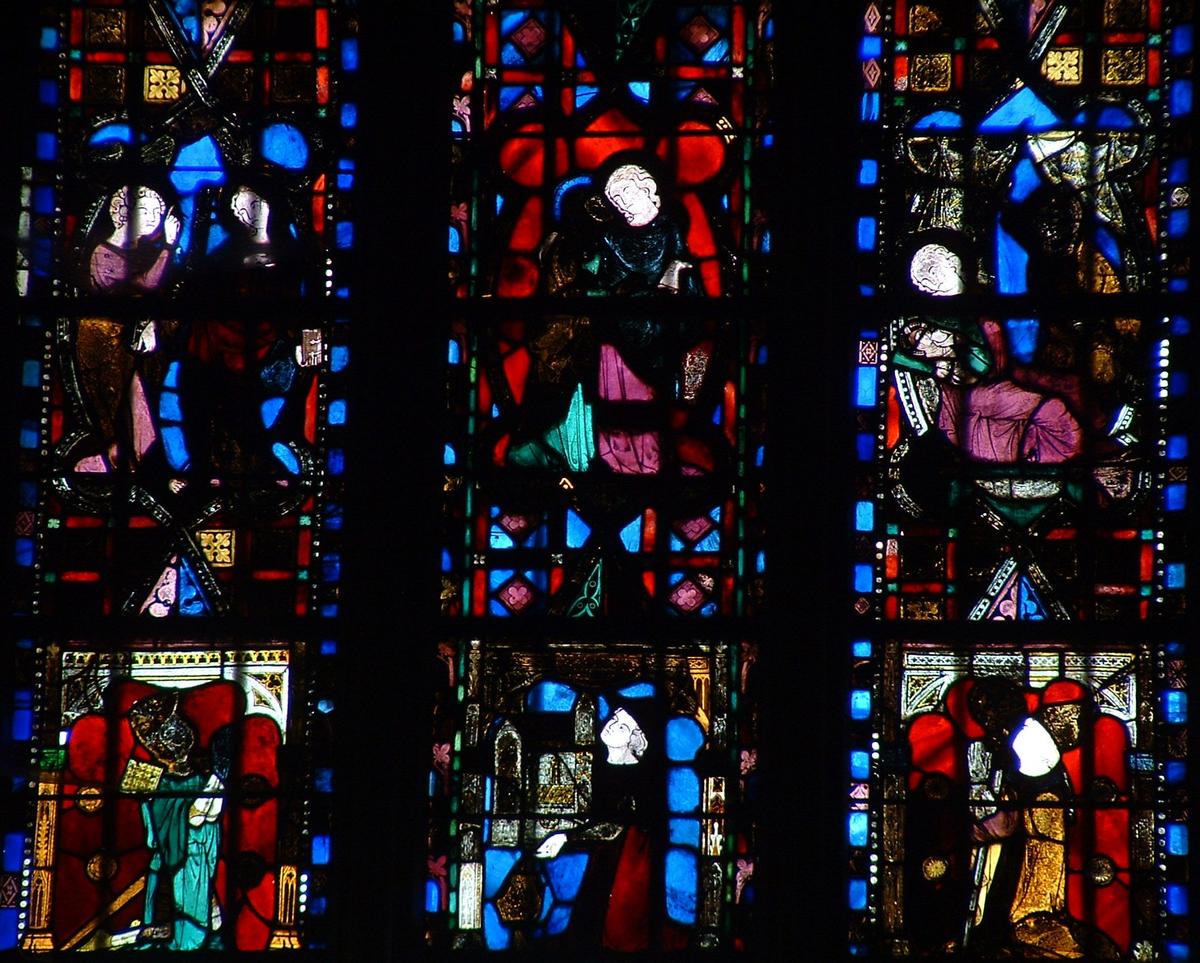 Fiche média no. 45776 Les Junies - Eglise Sainte-Madeleine - Un vitrail du 14ème siècle du choeur représentant la vie de la Vierge avec les membres de la famille de Jean en donateurs