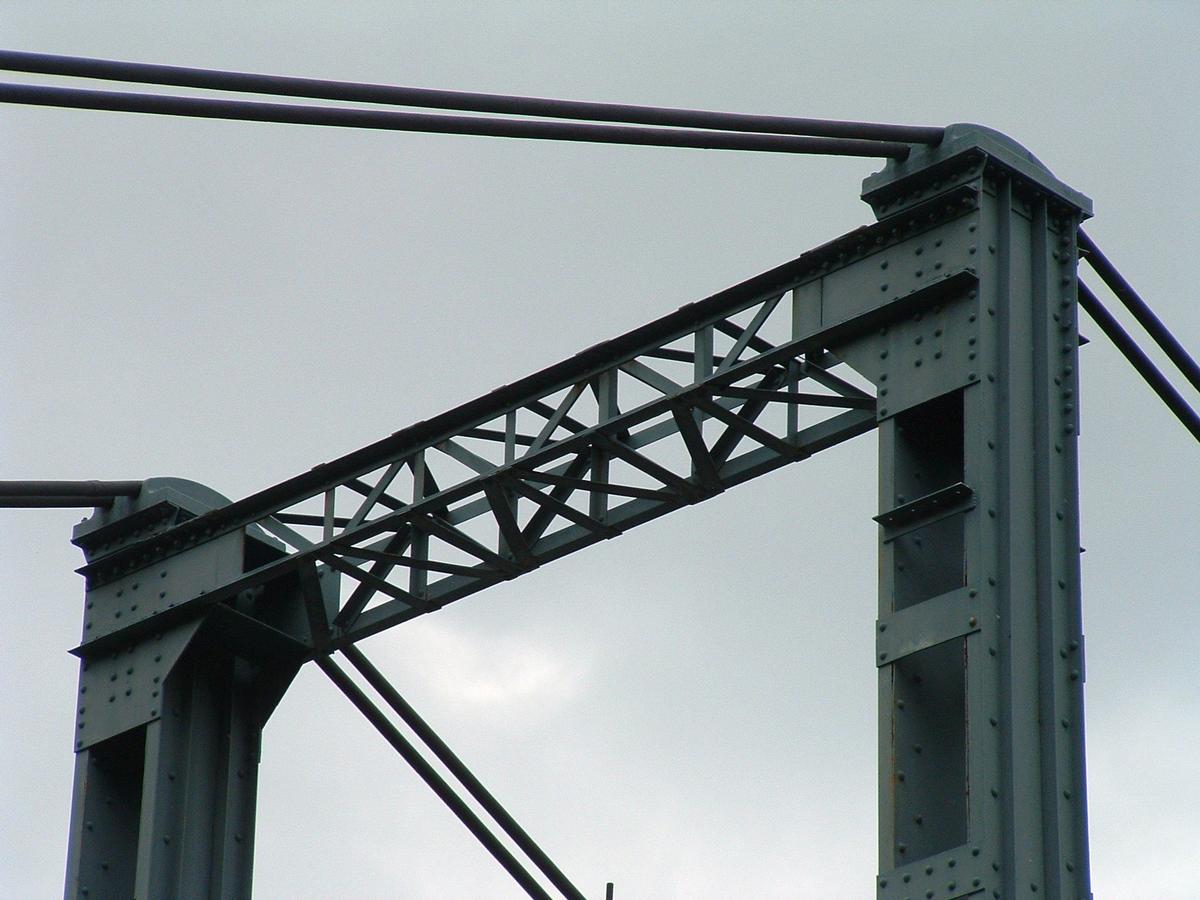 Albas - Pont suspendu sur le Lot - Un pylône - Selles d'appui des câbles 