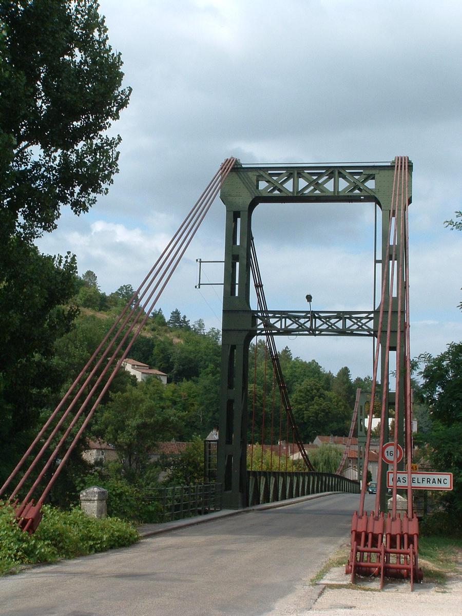Castelfranc - Pont suspendu sur le Lot - Vu d'une rive 