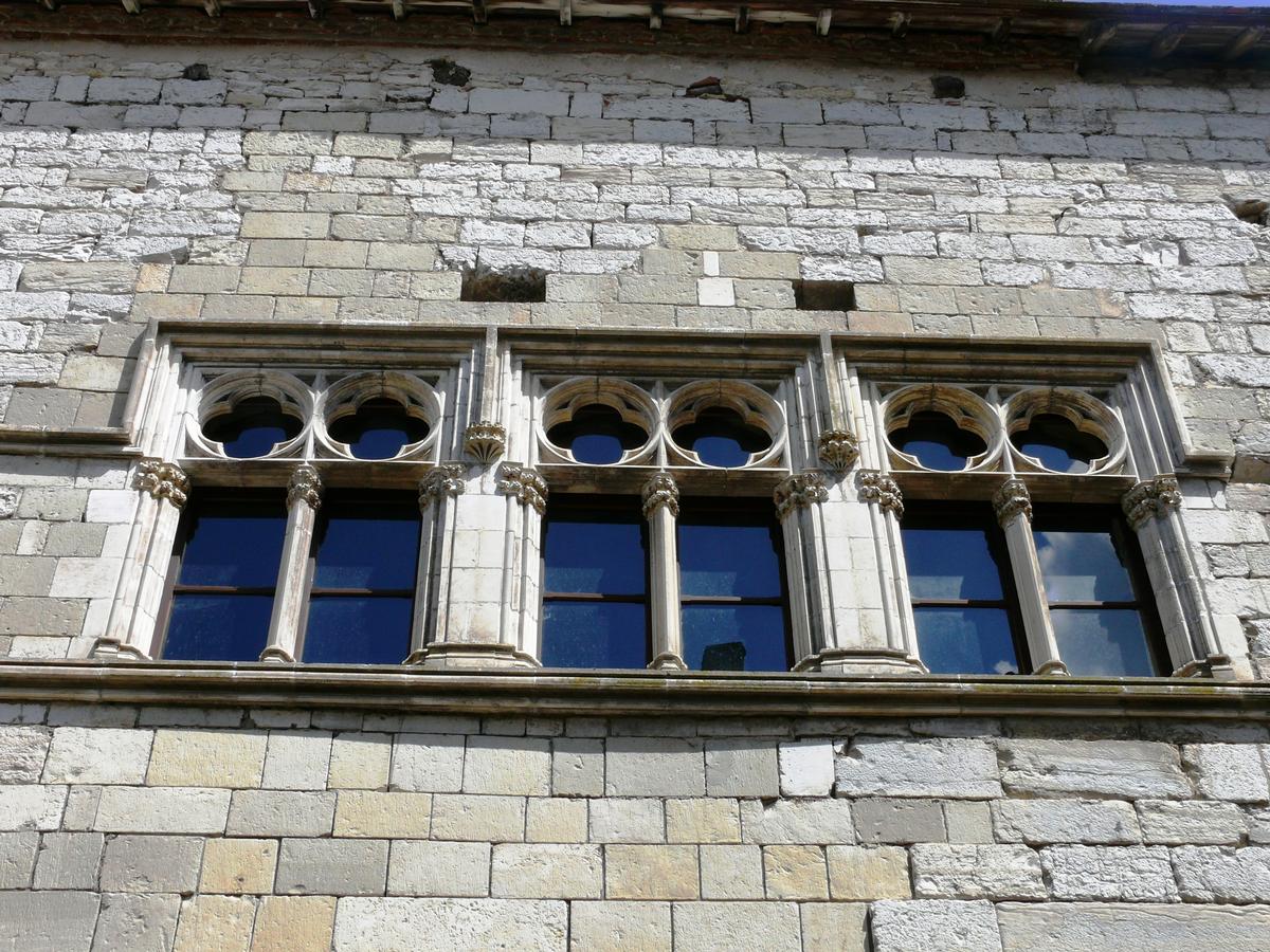 Martel - Palais de la Raymondie - Fenêtres après restauration 
