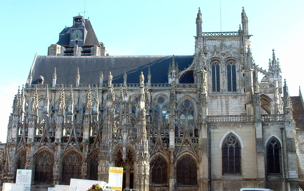 Fiche média no. 42641 Louviers - Eglise Notre-Dame - Façade Sud - Le style gothique flamboyant se donne libre cours... gâbles, balustrades, pinacles, gargouilles, festons