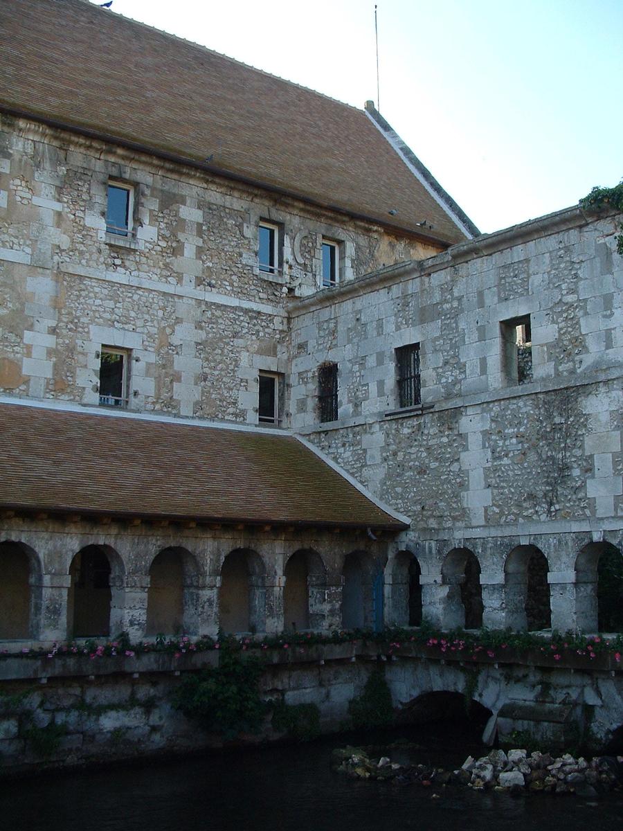 Louviers - Ancien couvent des Pénitents - Galeries du cloître construites autour d'un bras de l'Eure 