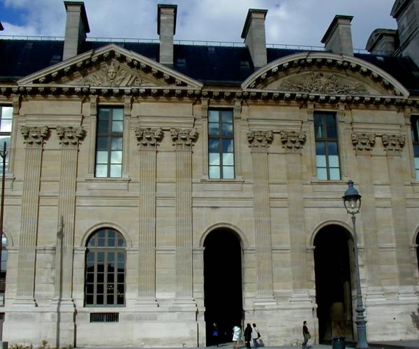 Palais du Louvre Aile le long de la rue de Rivoli construite par Fontaine en copiant Jacques II Androuet du Cerceau