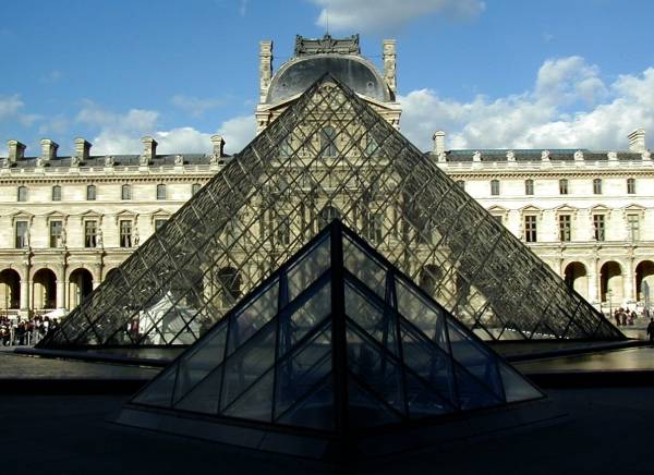 Palais du LouvrePyramide et pyramidion avec l'aile Richelieu 