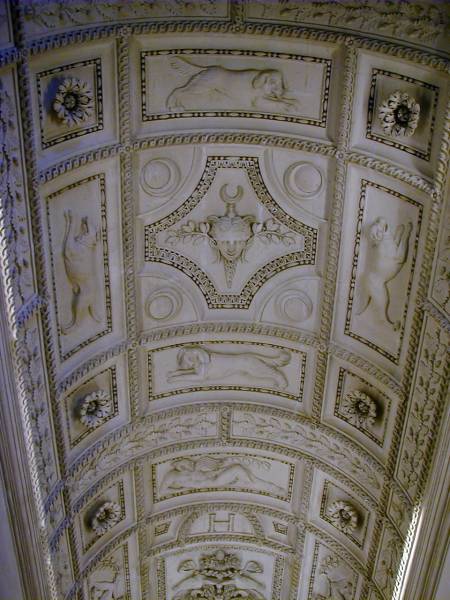 Palais du Louvre Escalier Henri II - Plafond sculpté par Jean Goujon et son atelier