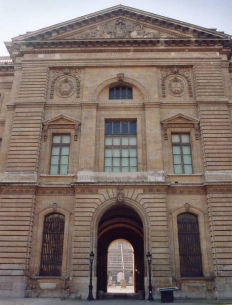 Palais du Louvre Façade extérieure de l'aile nord de la cour carrée - Pavillon central