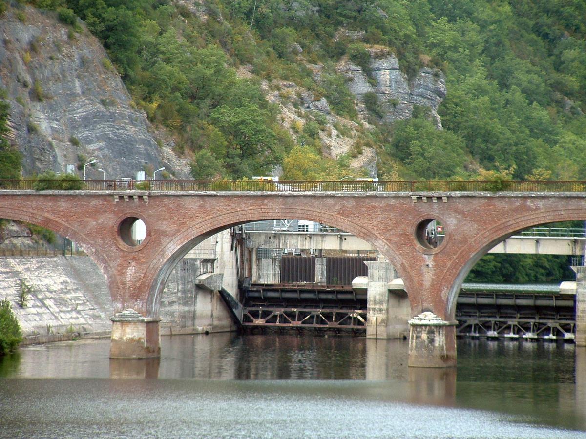 Luzech - Barrage sur le Lot - L'ancien pont ferroviaire et le barrage vus de l'aval 