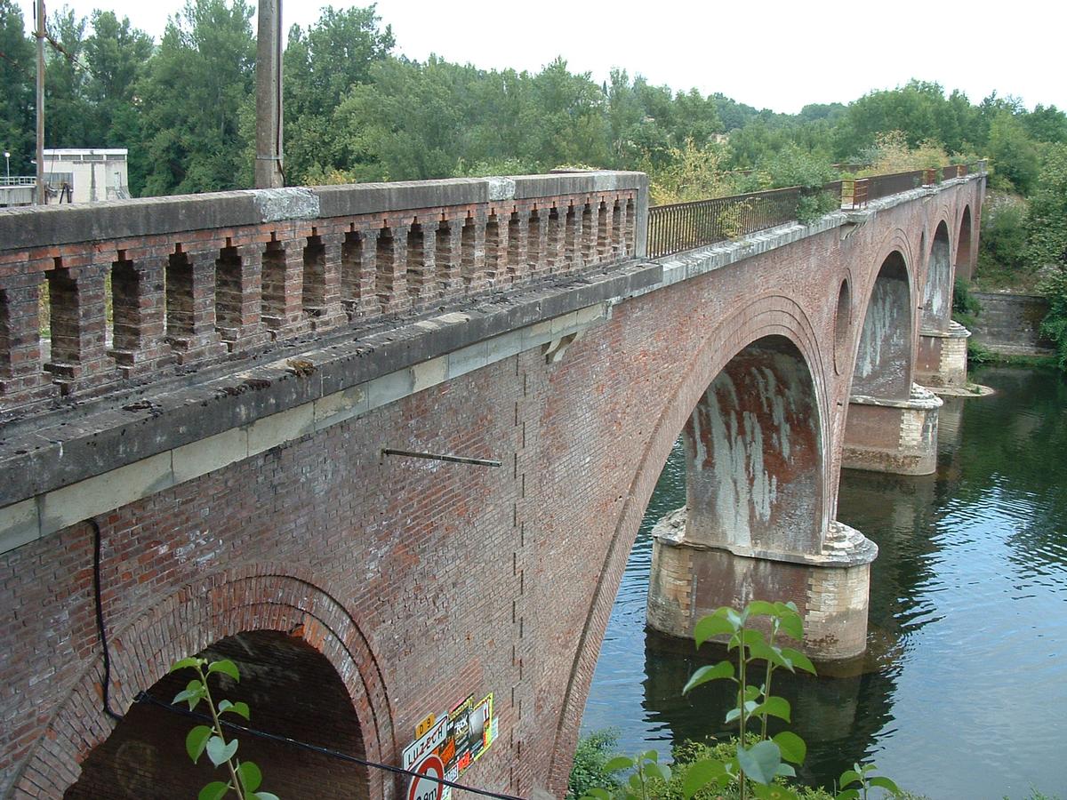 Luzech - Pont ferroviaire sur le Lot - Le garde-corps et la voie désaffectée 