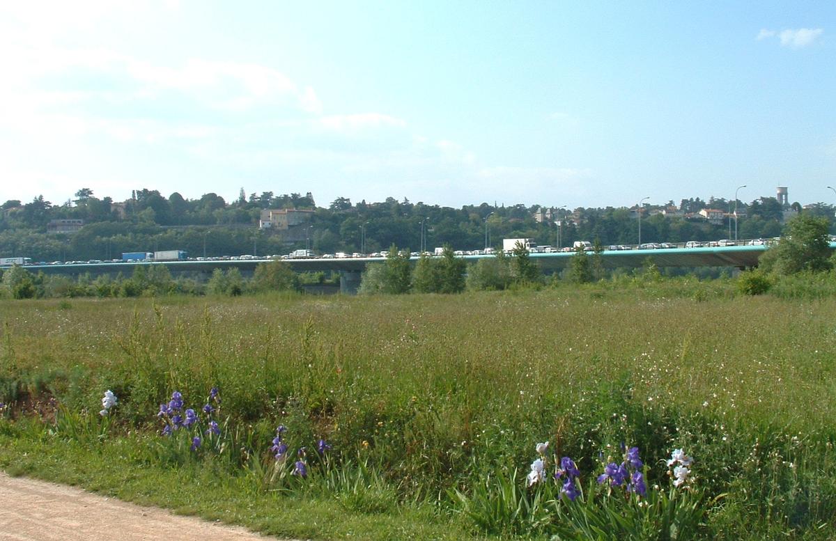 Boulevard périphérique nord de Lyon - Viaduc sur le Rhône - Vu du parc de la Feyssine à 18 heures 
