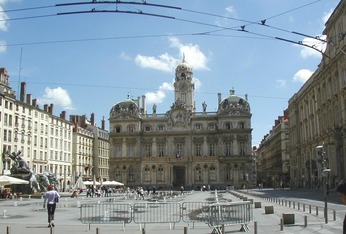 Lyon - Hôtel de ville, la place des Terreaux et la fontaine 