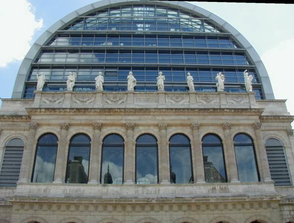 Lyon - Opernhaus mit neuem Dachaufbau von Jean Nouvel 