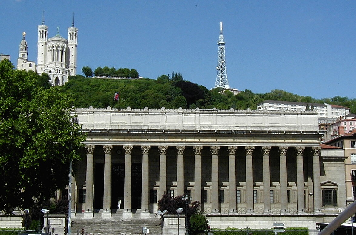 Lyon - Façade du Palais de Justice et chevet de la basilique de Fourvière vus de la passerelle du Palais de Justice 