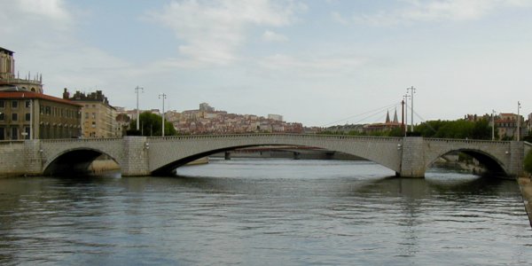 Pont Bonaparte À l'arrière, passerelle du Palais de Justice, et à gauche Primatiale Saint-Jean) à Lyon