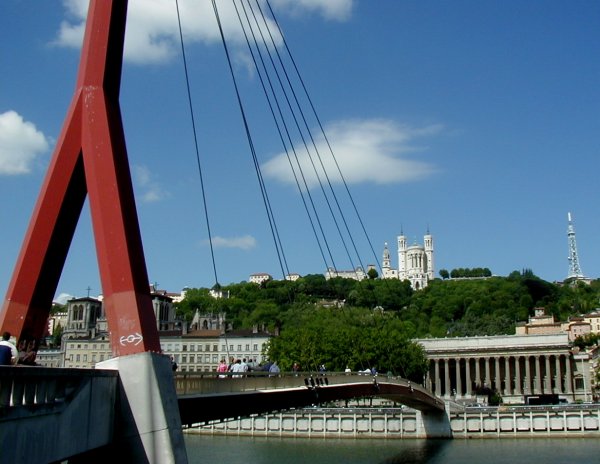 Footbridge in front of the Palais de Justice in Lyon 