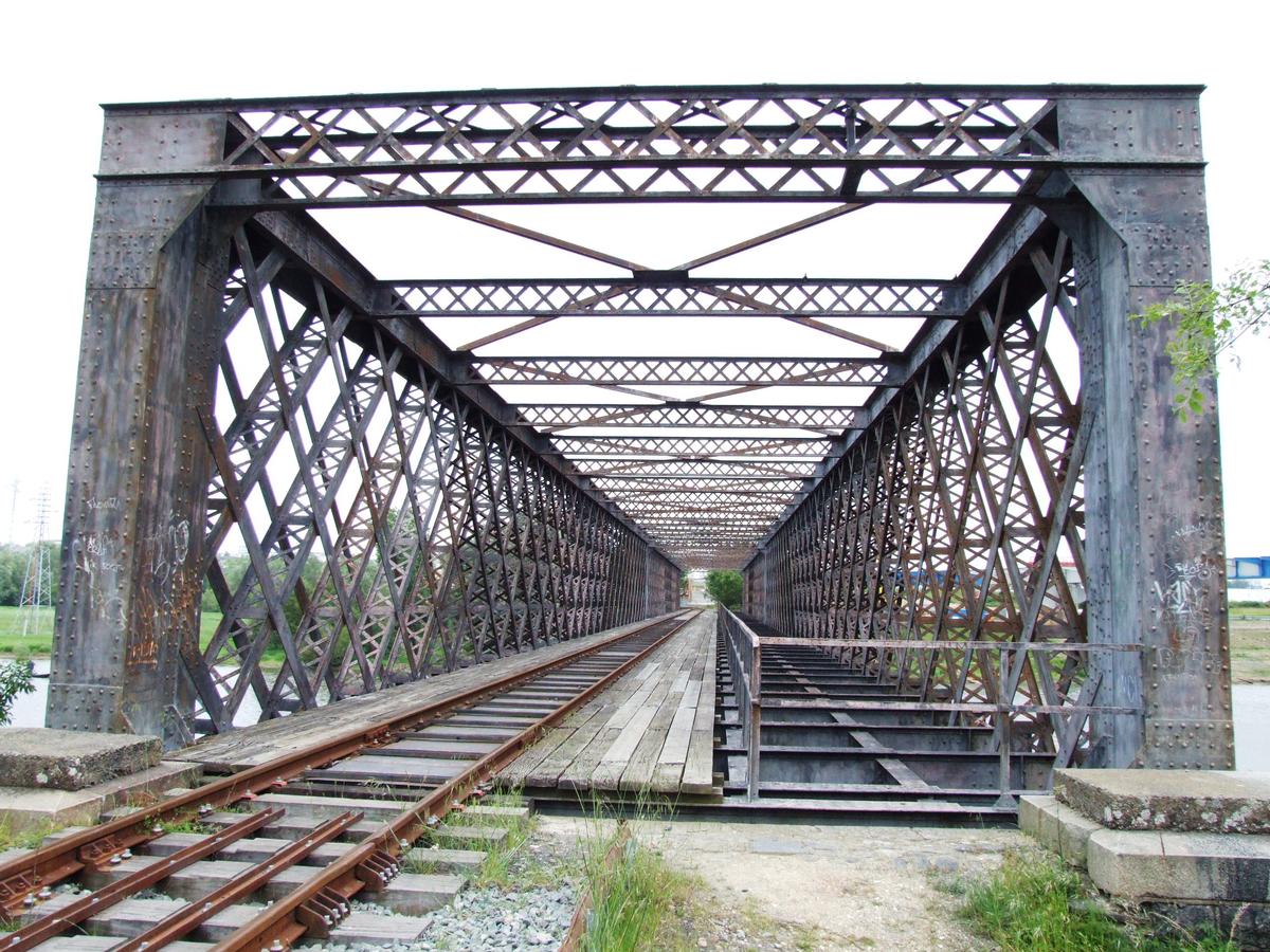 Angers - Viaduc ferroviaire de la Maine - Le tablier - La voie ferrée 