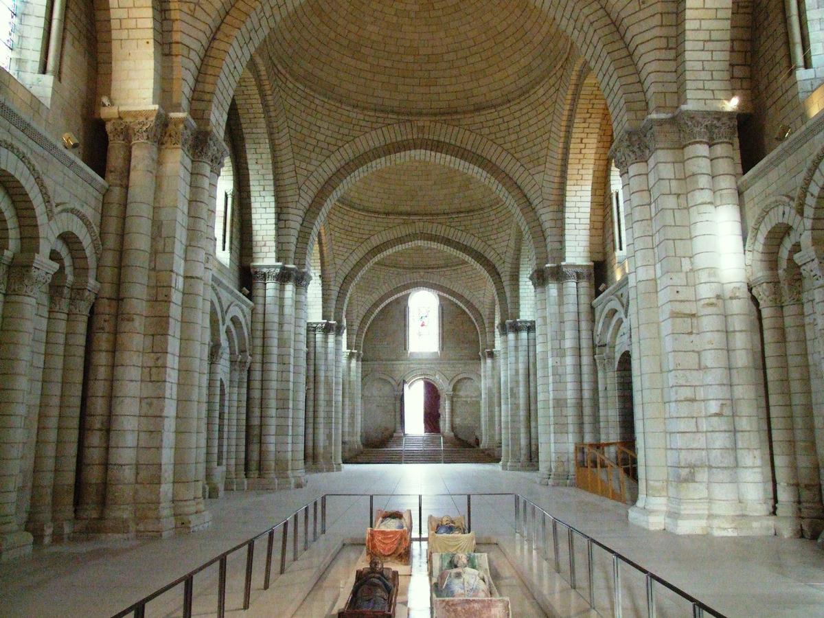 Abbaye royale de Fontevrauld - Abbatiale - La nef et les gisants des Plantagenêt 