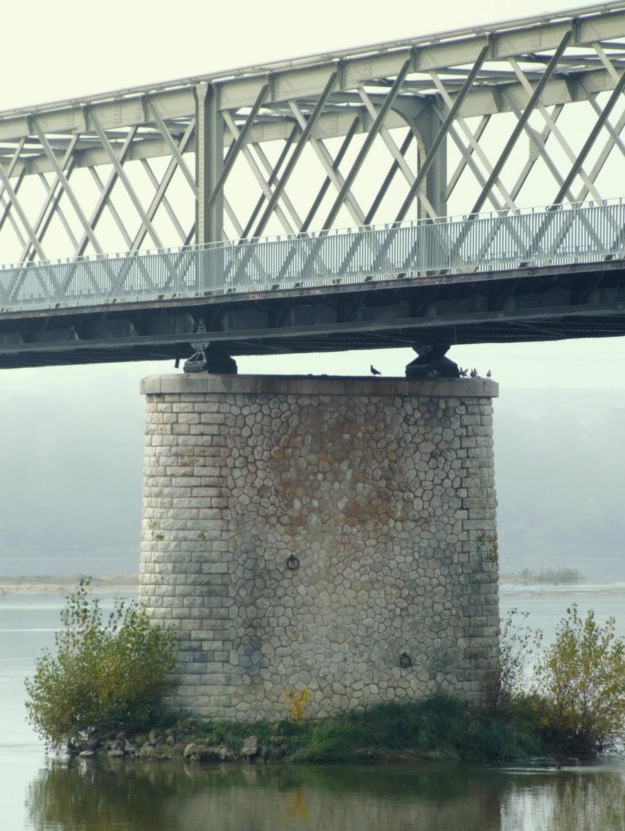 Pont de Varennes-sur-Loire - Une pile et le tablier 