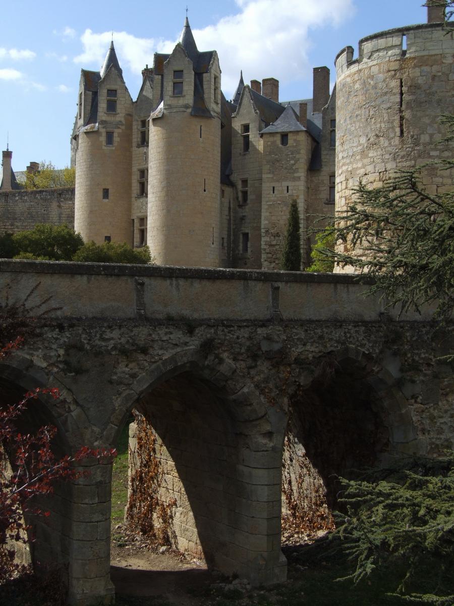 Montreuil-Bellay - Château - Rempart entourant le château et la collégiale avec le pont permettant l'accès à la collégiale 