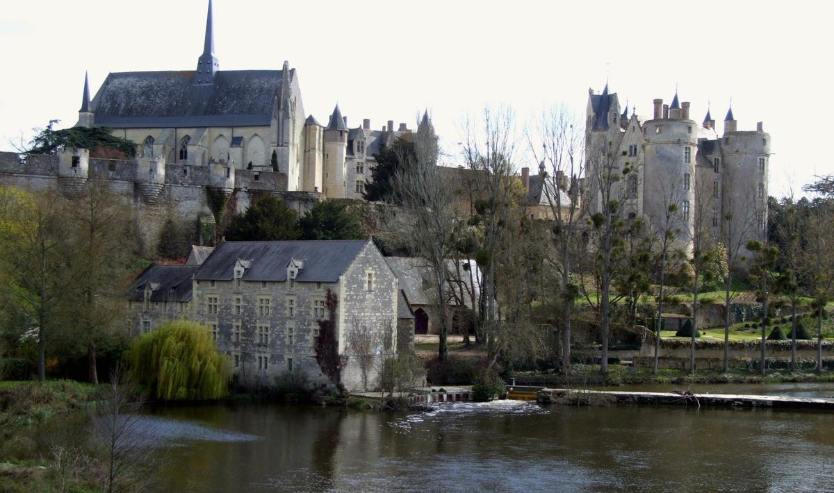 Montreuil-Bellay - Château et église Notre-Dame vus du pont sur le Thouet 