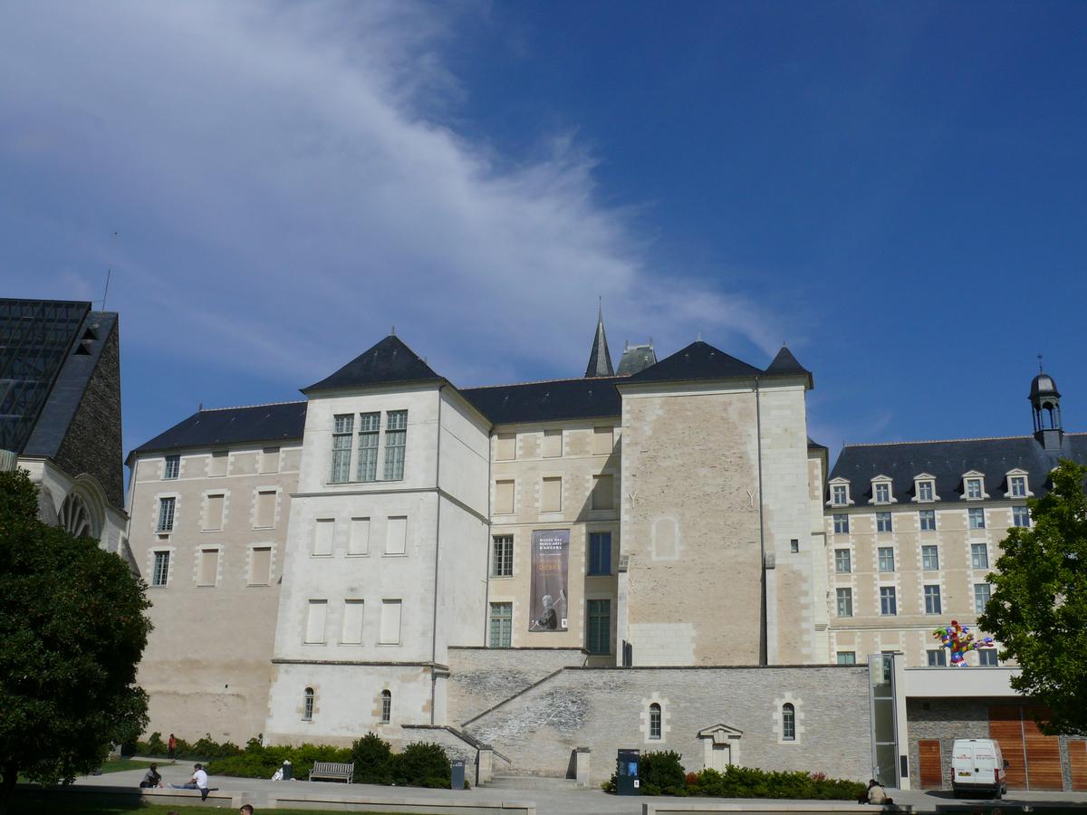 Angers - Musée des Beaux-Arts - Logis Barrault et à gauche la galerie David d'Angers 