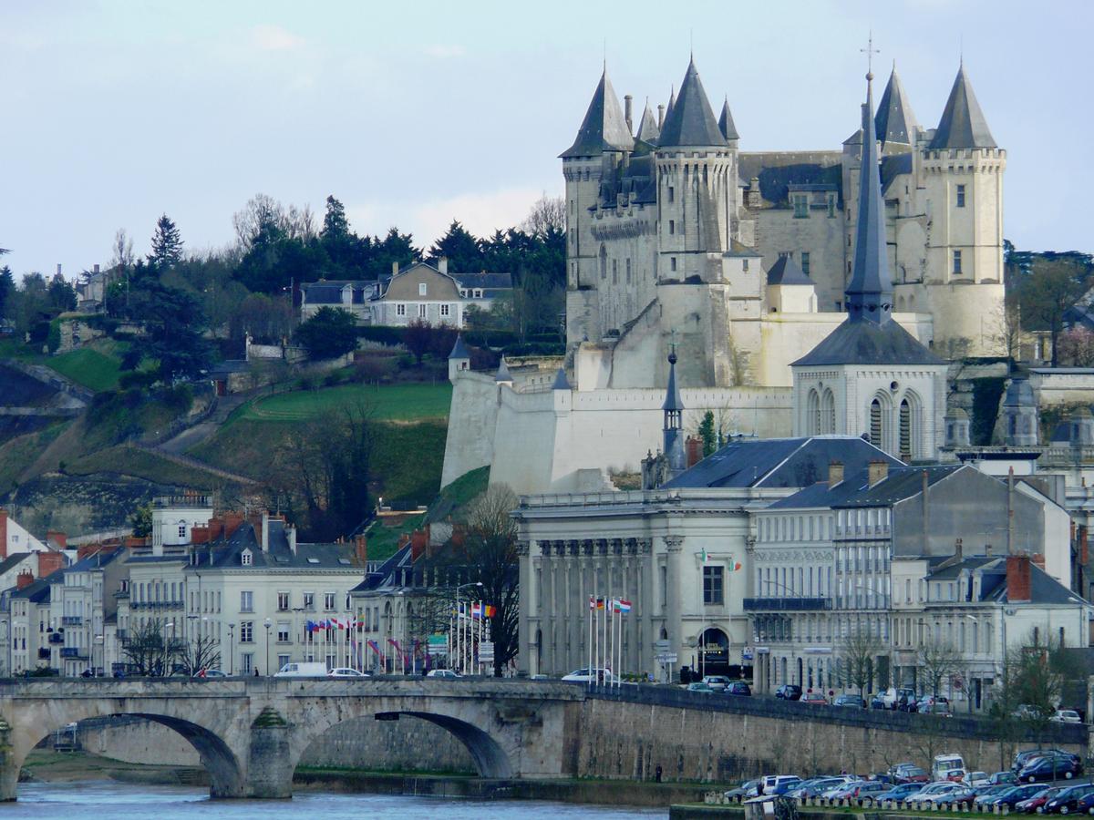 Fiche média no. 106465 Château de Saumur - Le château vu du pont du Cadre Noir, dominant la ville: pont Cessart, théâtre de Saumur, clocher de l'église Saint-Pierre