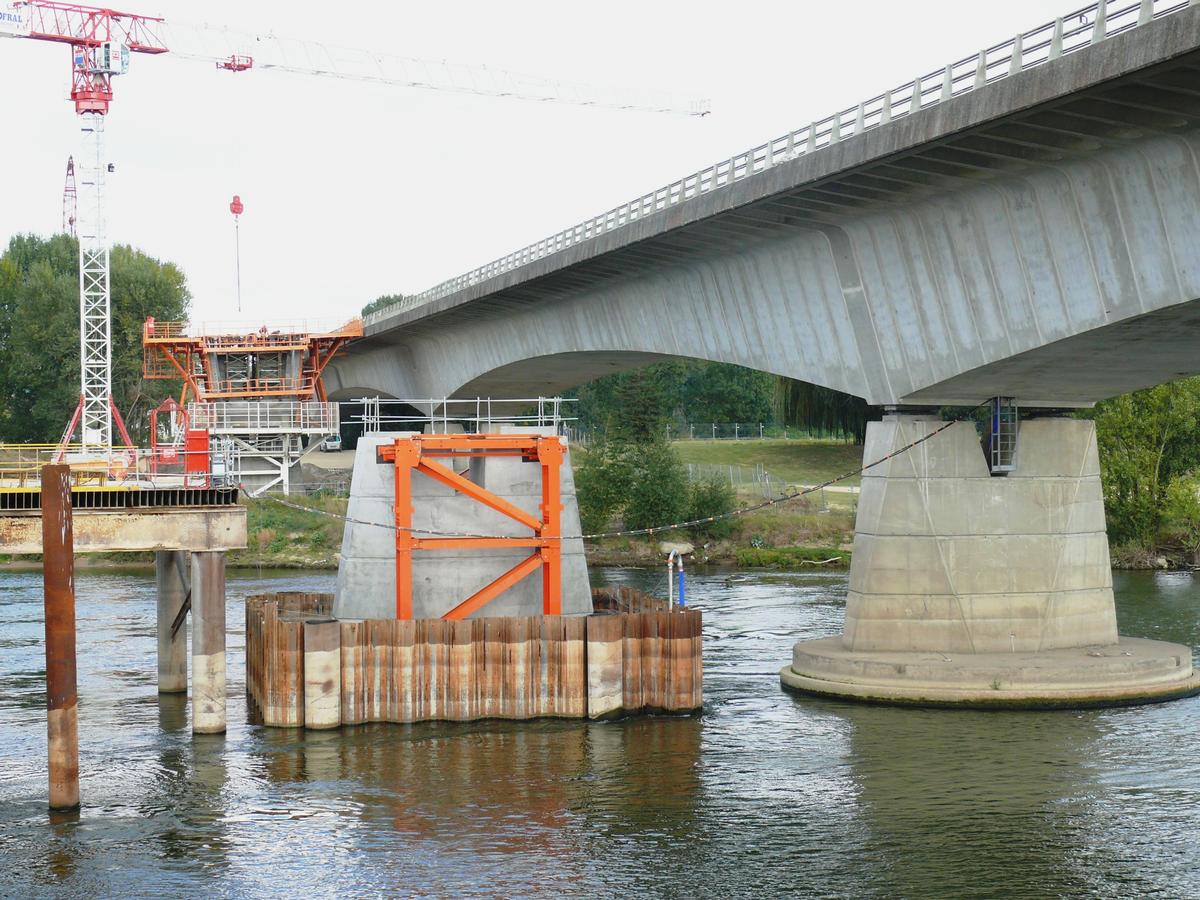 Fiche média no. 123348 Saumur - Doublement du pont du Cadre Noir - Une pile terminée après pose des palées provisoires de stabilité du tablier nécessaire pendant la construction du fléau construit en place symétriquement avec une paire d'équipages mobiles