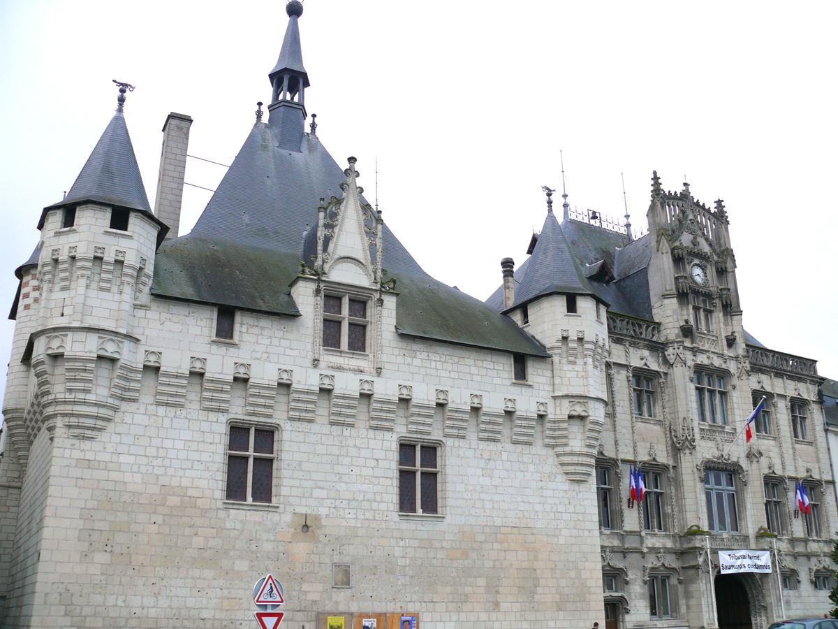 Saumur - Hôtels de ville, l'ancien et le nouveau, côté Loire 