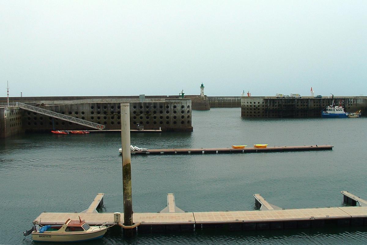 Port de Diélette - Entrée du port avec des caissons Jarlan pour atténuer les effets de la houle 