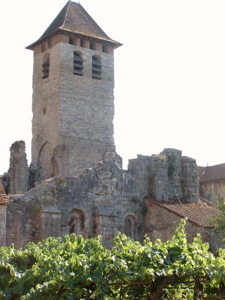 Abbaye de Marcilhac-sur-Célé.Tour d'entrée et murs romans 