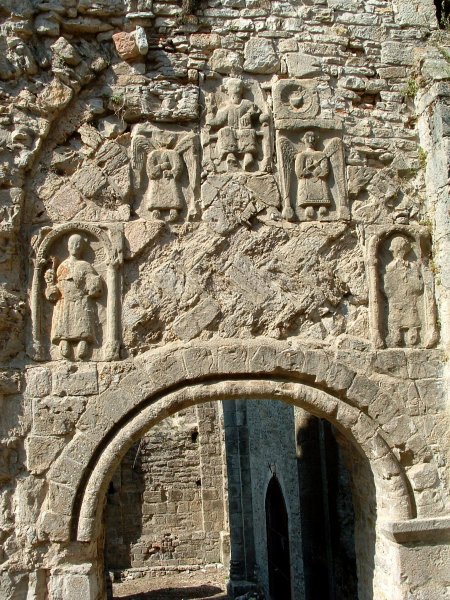 Eléments carolingiens réutilisés dans le tympan du portail Sud 