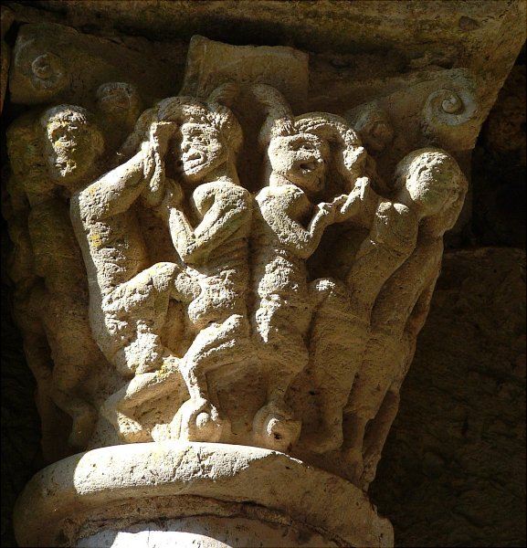 Abbaye de Marcilhac-sur-Célé Salle capitulaire - Personnages se tenant par les cheveux