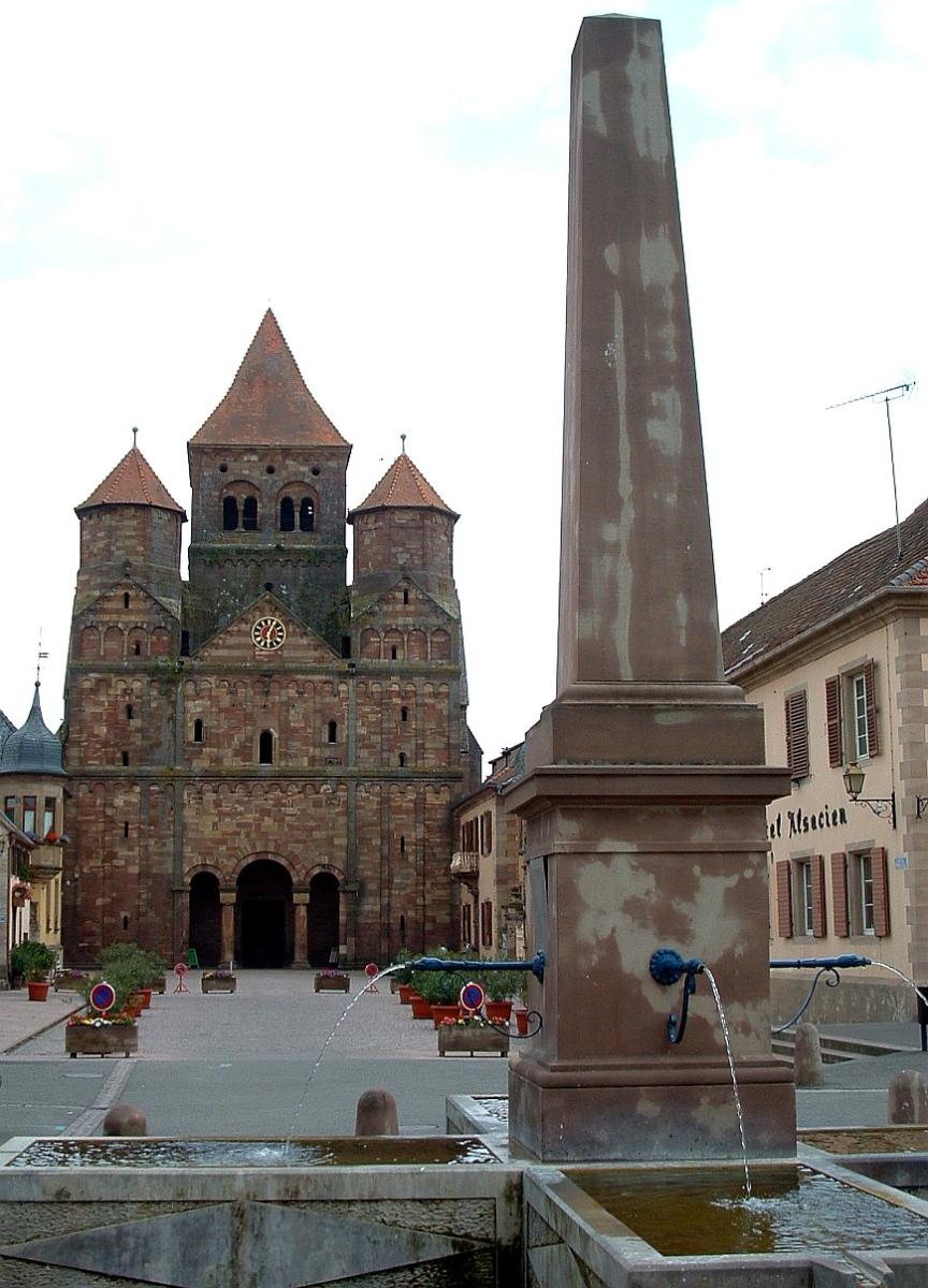 Eglise Saint-Etienne (Ancienne abbatiale Saint-Martin), Marmoutier Ensemble de la façade occidentale avec la place