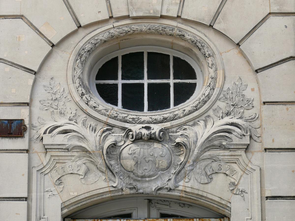 Reims - Hôtel Ruinart - Dessus de porte rue Kellermann 