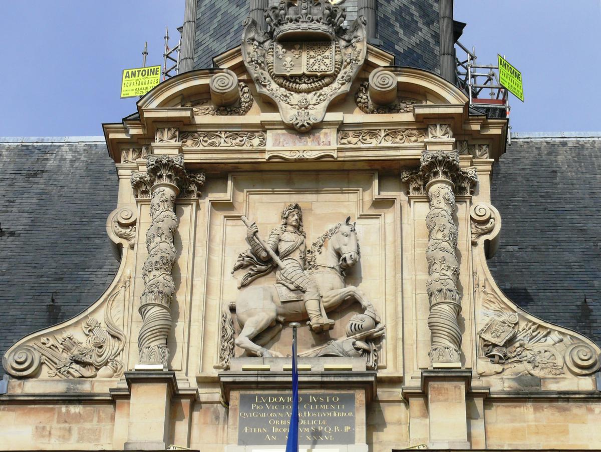 Hôtel de ville de Reims - Façade sur la place de l'Hôtel de ville - Fronton avec une représentation équestre du roi Louis XIII victorieux 