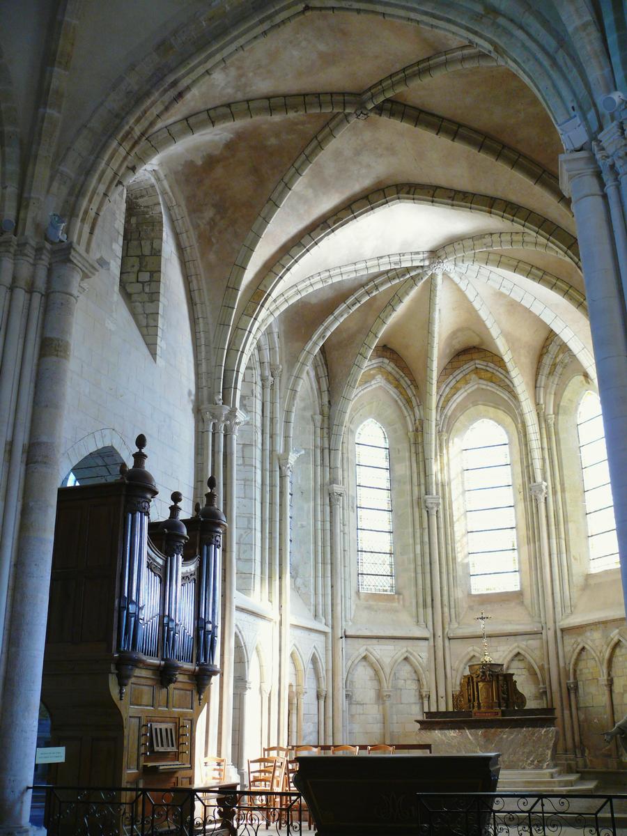 Sainte-Ménehould - Eglise Notre-Dame-du-Château - Choeur du 13ème siècle clairé par 5 fenêtres à doubles meneaux Sainte-Ménehould - Eglise Notre-Dame-du-Château - Choeur du 13 ème siècle clairé par 5 fenêtres à doubles meneaux