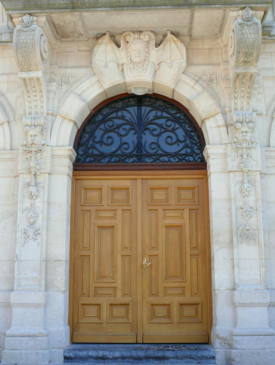 La Neuville-au-Pont Town Hall 