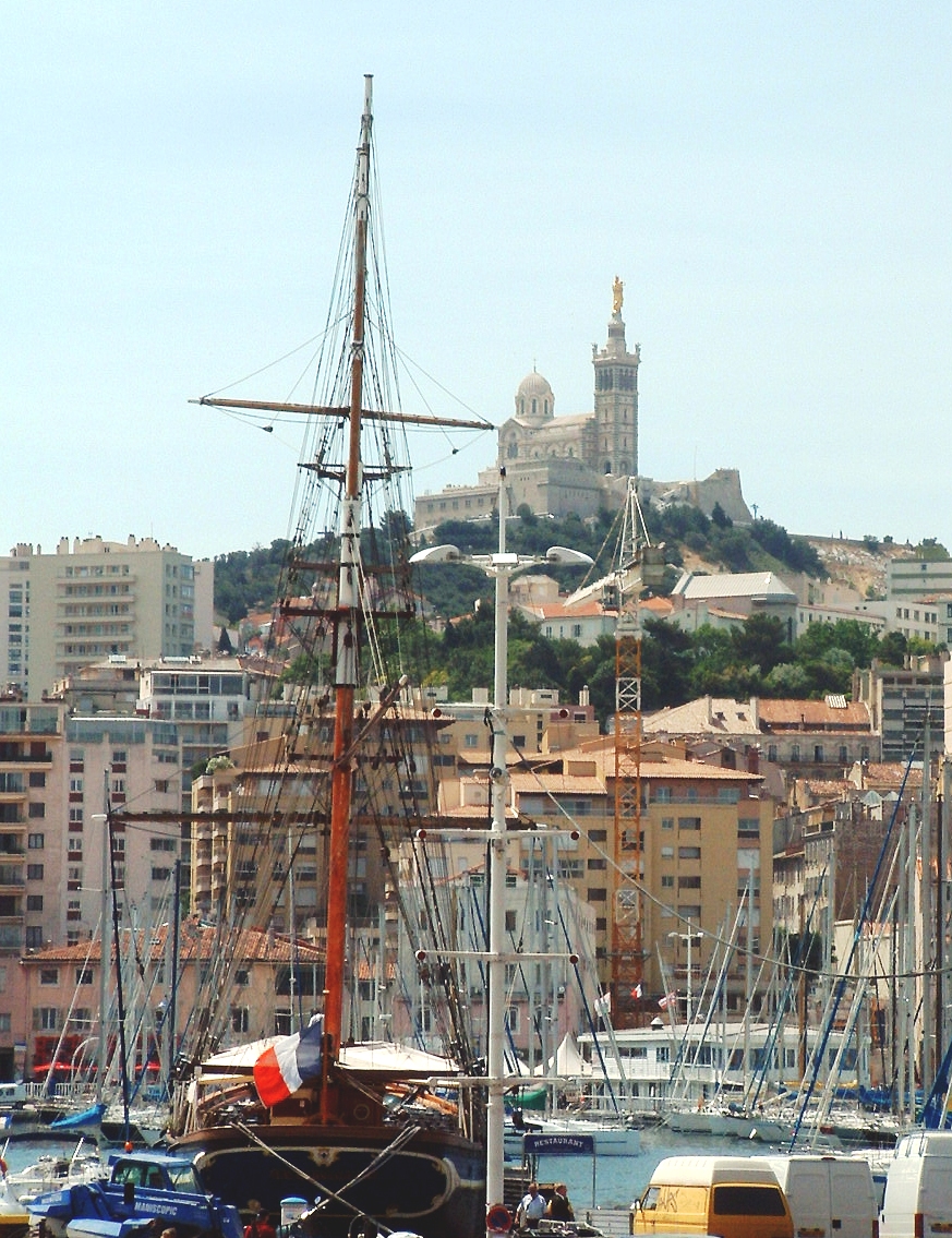 Marseille - Eglise Notre-Dame-de-la-Garde «la Bonne Mère» - Vue du Vieux port 