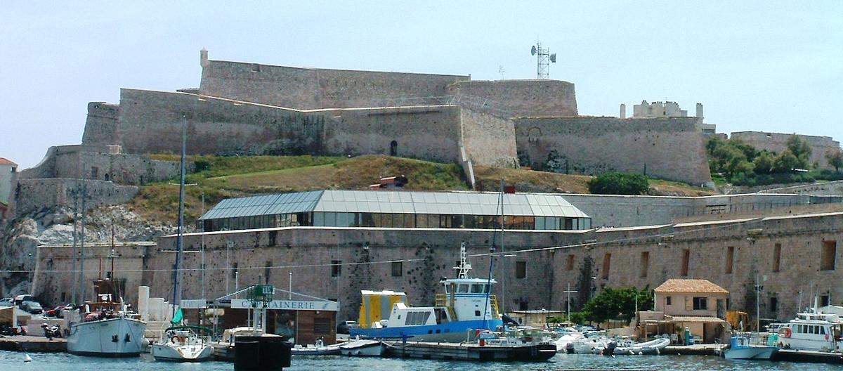 Marseille - Fort Saint-Nicolas dominant l'entrée du Vieux port 