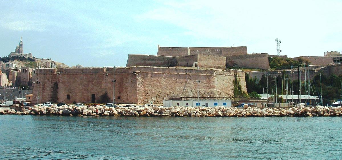 Fiche média no. 41697 Marseille - Eglise Notre-Dame-de-la-Garde «la Bonne Mère» - Vue de l'entrée du Vieux port: le Fort Saint-Nicolas, l'abbaye Saint-Victor et l'église Notre-Dame-de-la-Garde