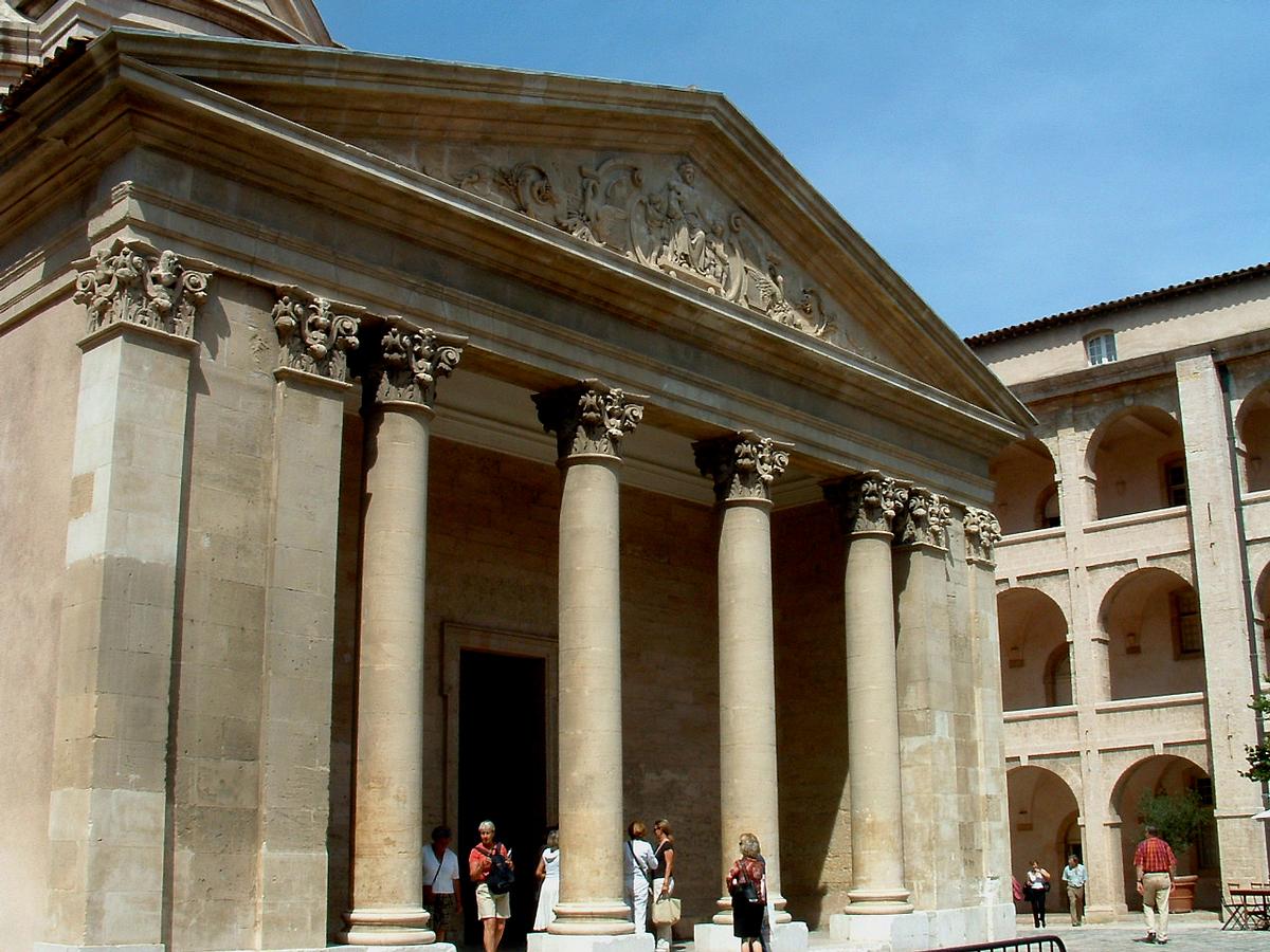 Marseille - Centre de la Vieille Charité - Colonnade de la chapelle 