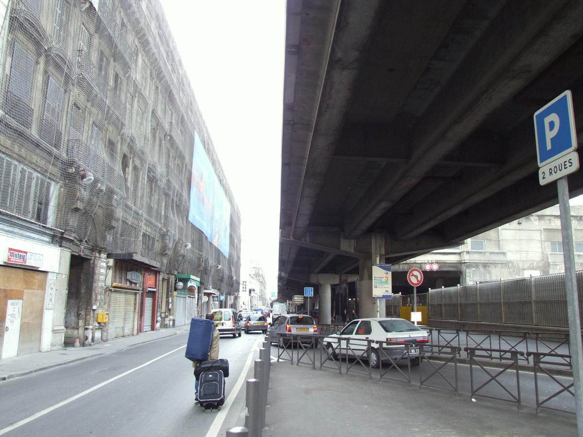 Fiche média no. 74697 Marseille - A55 - Viaduc de la Joliette - Partie centrale du viaduc en VIPP. Le viaduc double le réseau routier terrestre entre le port et la ville
