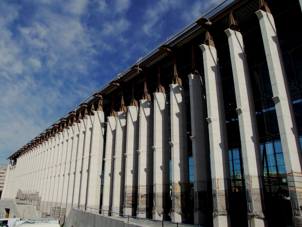 Marseille - Gare Saint-Charles Halle Honnorat (pôle multimodal) - Façade en poteaux en pierre précontrainte - Ensemble 