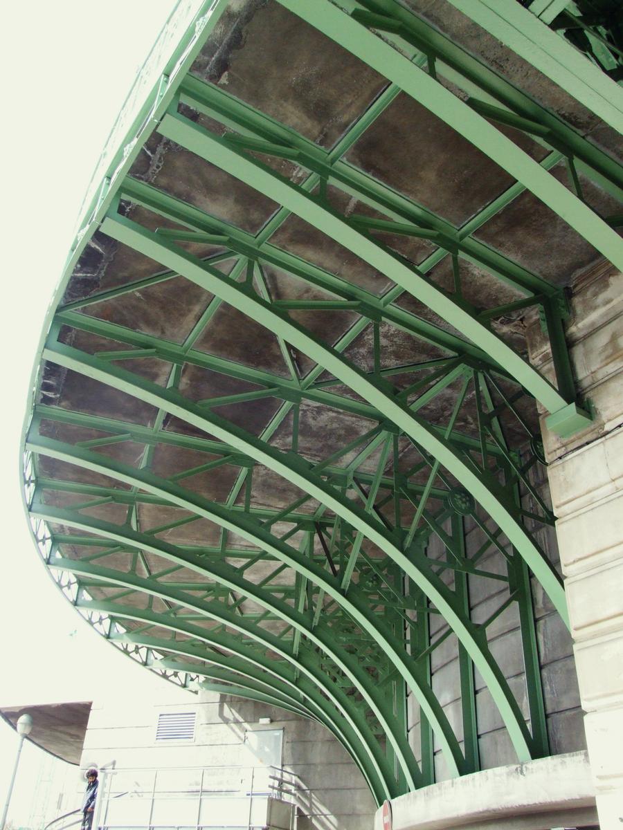 Marseille - Gare Saint-Charles - Le grand escalier construit en 1925 - Charpente supportant un des accès 