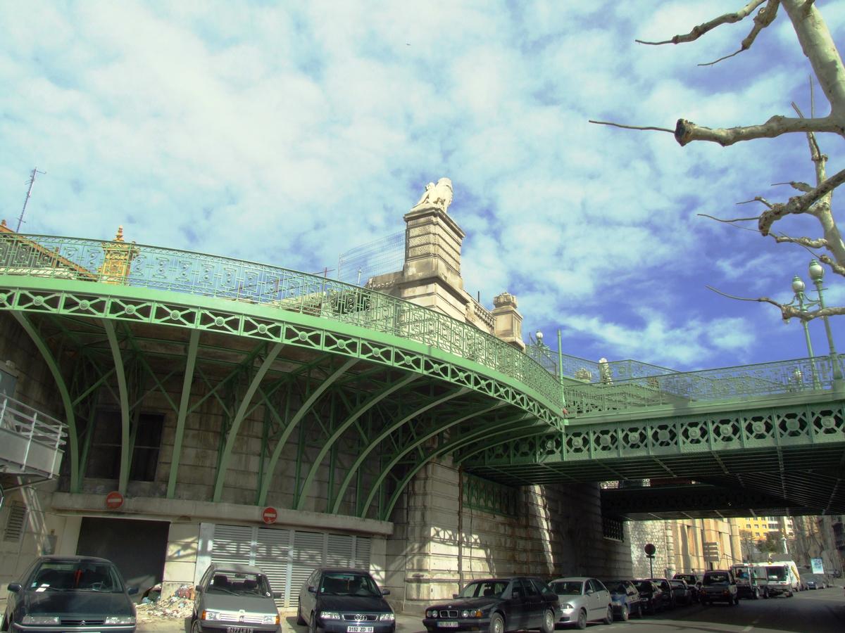 Fiche média no. 56775 Marseille - Gare Saint-Charles - Le grand escalier construit en 1925 - Les charpentes métalliques donnant accès aux différents niveaux de la gare (plateforme de la rue Pierre-Sémard, galerie marchande)