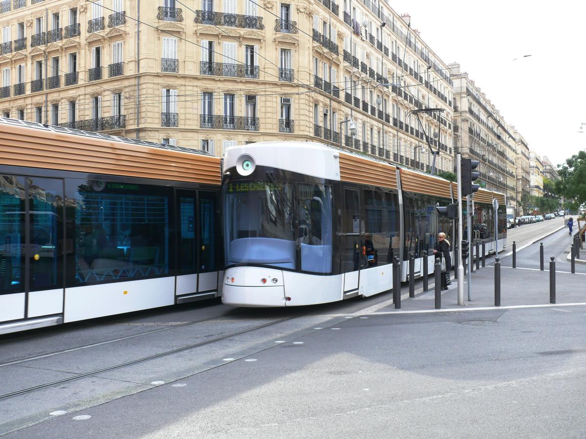 Marseille - Ligne de tramway T2 - Deux rames se croisent vers la rue de la République 