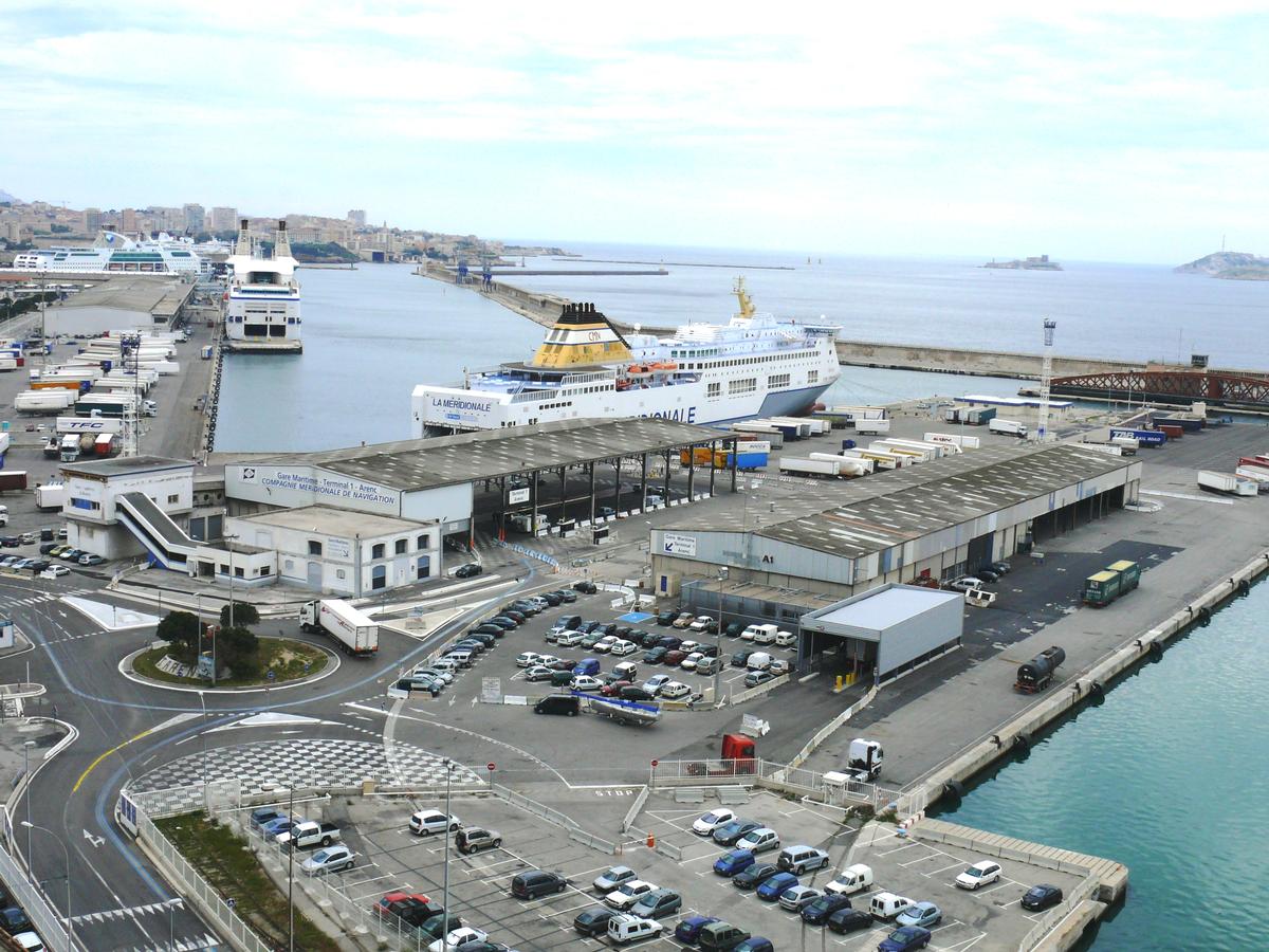 Port autonome de Marseille - Vue vers le sud, au loin l'île du château d'If 