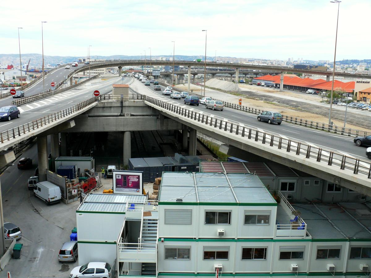 Fiche média no. 110749 Marseille - Viaduc d'Arenc (bretelle franchissant l'ancienne gare d'Arenc et permettant l'accès à l'autoroute A55 vers le Vieux Port), autoroute A55 (les deux sens de l'autoroute se raccordent au pied de la tour CMA-CGM)